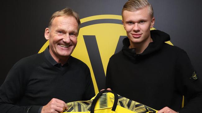 曼联前锋齐尔克泽面临转会，俱乐部对其持开放态度，但仍在培养塞斯科，寻求锋线补充，转会市场激烈争夺中。